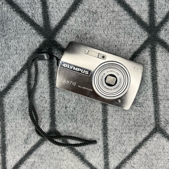 Olympus Stylus 710 All Weather 7.1MP Digital Camera 3x Optical Zoom UNTESTED V - Picture 1 of 6
